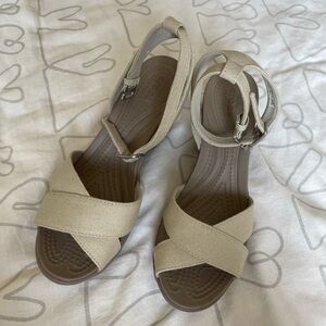 Crocs Leigh II cross strap ankle wedge sandals size 6